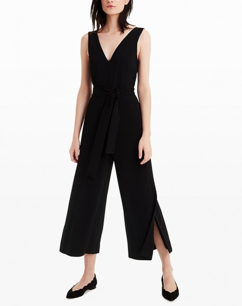 Nếu bạn sở hữu vòng 1 'quá khổ', hãy thử jumpsuits cổ V. Bên cạnh đó, để cân bằng tỷ lệ cơ thể, bạn nên chọn thiết kế quần ống rộng.