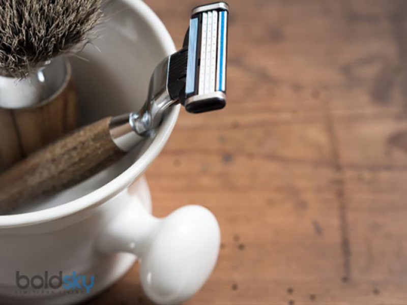 Cạo râu: Cạo râu cũng có thể dẫn đến viêm da. Khi cạo râu, bạn có thể tạo những vết cắt nhỏ trên da, các vi khuẩn từ bên ngoài dễ dàng thâm nhập vào da gây mụn nhọt. 
