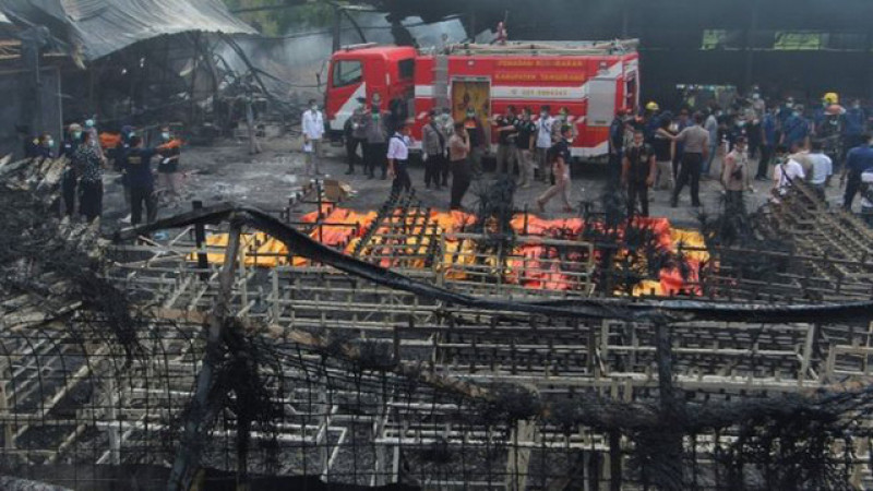 Một vụ cháy đã bùng lên vào khoảng 9 giờ sáng 26/10 tại nhà máy nằm trong một khu công nghiệp ở Tangerang, một thành phố vệ tinh của thủ đô Jakarta. Nhà máy sản xuất pháo hoa này mới đi vào hoạt động được gần 2 tháng và tất cả các nạn nhân đều là công nhân làm việc tại đây. Cơ sở này có hơn 100 công nhân làm việc. 