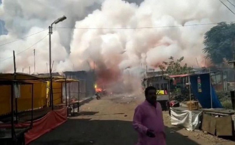 Các hình ảnh trên truyền hình cho thấy vụ nổ đã làm sập nhiều khu vực của cơ sở sản xuất pháo hoa, bốc lên những cột khói đen. 
