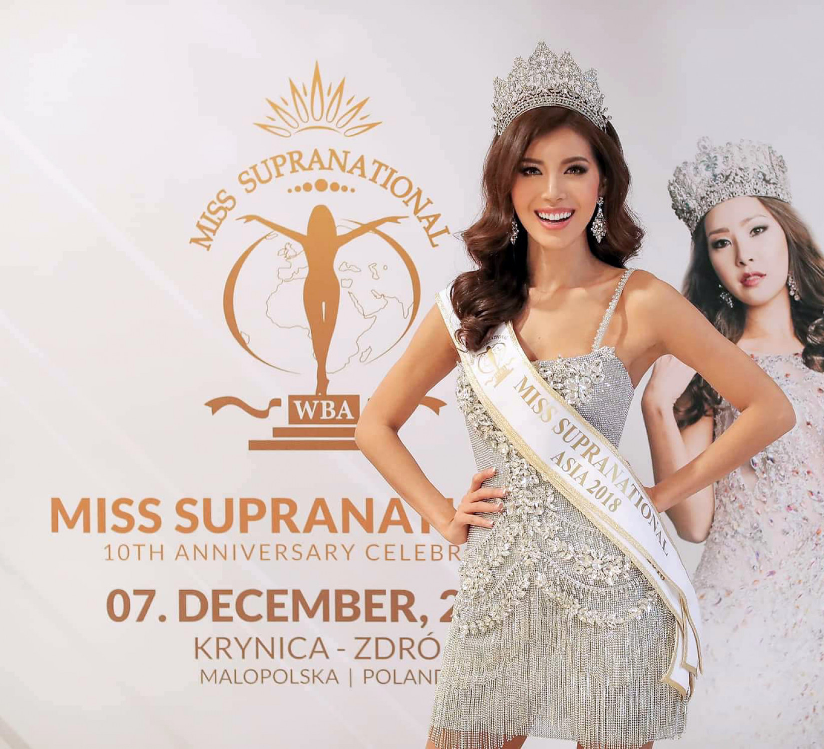 Tối 7/12, siêu mẫu Minh Tú lọt vào Top 10 Hoa hậu Siêu quốc gia - Miss Supranational 2018 ở Ba Lan và đoạt giải Hoa hậu Siêu quốc gia châu Á 2018. 