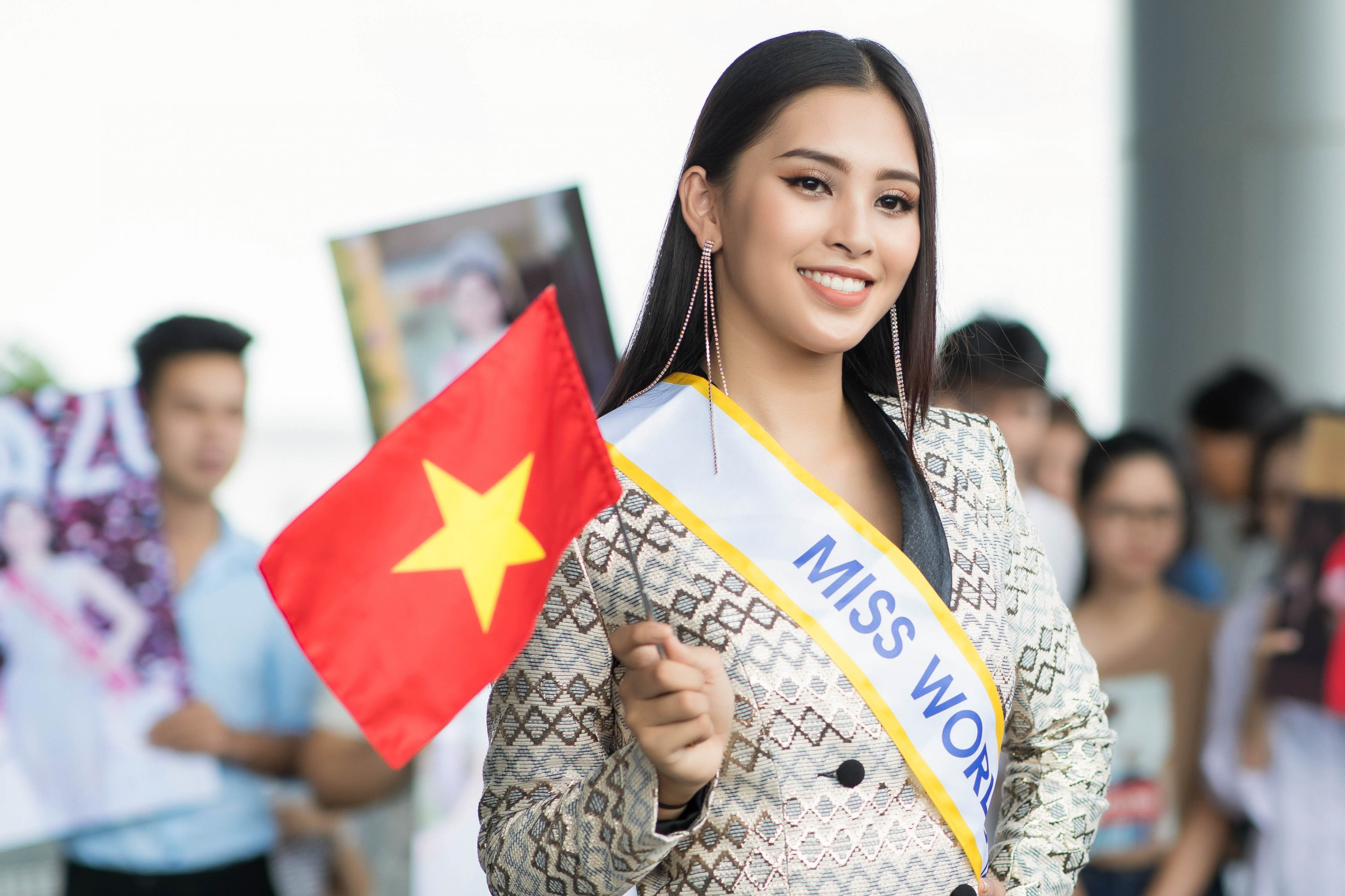 Tối 8/12, Trần Tiểu Vy lọt vào Top 5 Hoa hậu Nhân ái và Top 30 thí sinh xuất sắc nhất tại cuộc thi Hoa hậu Thế giới - Miss World 2018 diễn ra ở Hải Nam, Trung Quốc.