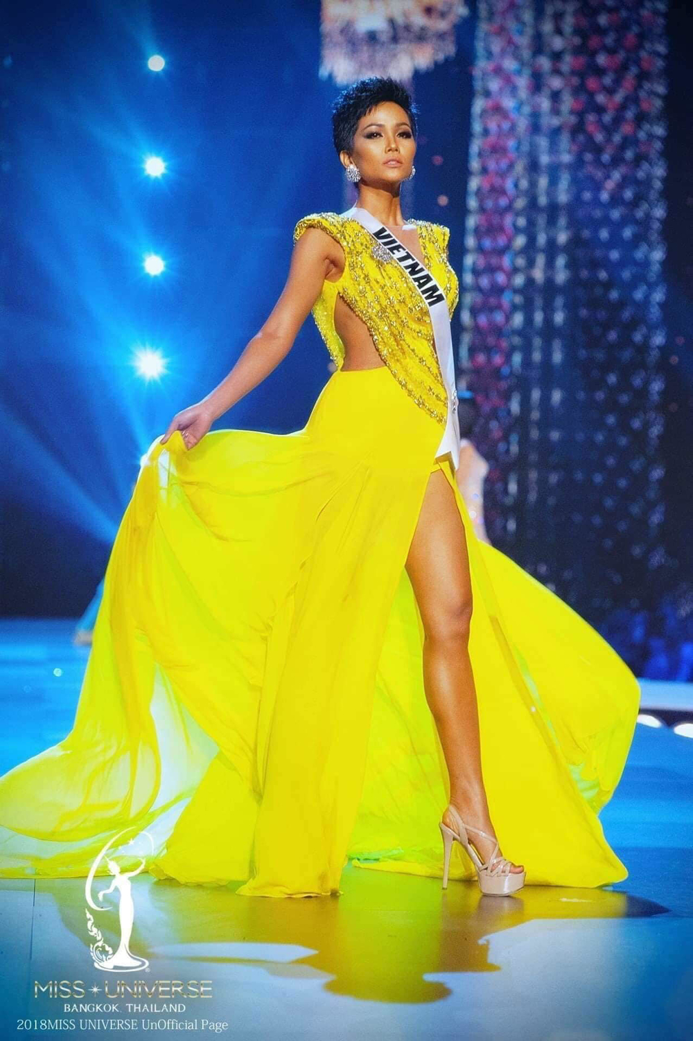 H'Hen Niê thể hiện khả năng catwalk điêu luyện trong chiếc đầm dạ hội màu vàng ở đêm Bán kết Hoa hậu Hoàn vũ 2018