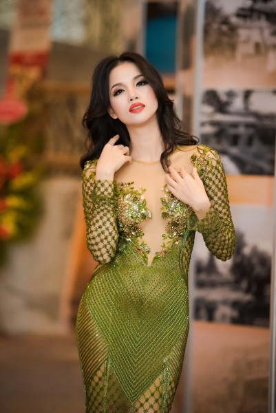 Cựu người mẫu Bebe Phạm không còn thường xuyên xuất hiện tại các chương trình sự kiện, cô chỉ tham gia những sự kiện quan trọng về điện ảnh và xuất hiện cùng Dustin Nguyễn. Nhưng mỗi lần xuất hiện, Bebe Phạm luôn mang đến dấu ấn riêng từ phong cách thời trang của mình, thu hút sự chú ý đặc biệt.