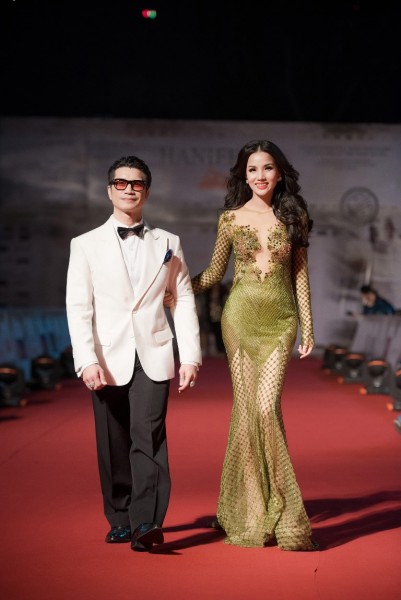 Vợ chồng Bebe Phạm - Dustin Nguyễn là một trong những cặp đôi được chú ý nhất trên thảm đỏ trong lễ khai mạc Liên hoan phim Quốc tế Hà Nội lần thứ 4 (Haniff IV) vào tối 1/11. 