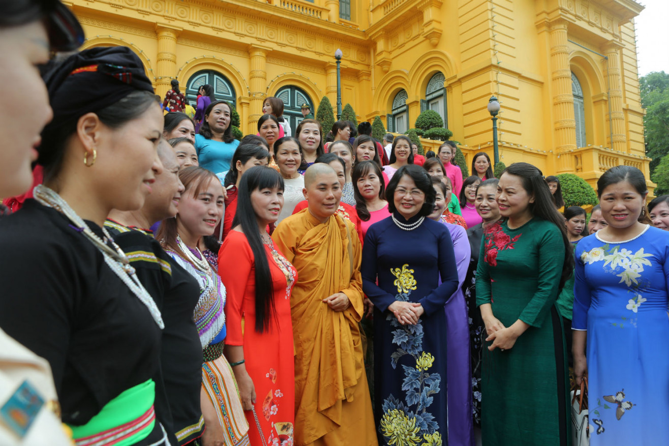 Phó Chủ tịch nước Đặng Thị Ngọc Thịnh  ân cần thăm hỏi đời sống của chị em phụ nữ...