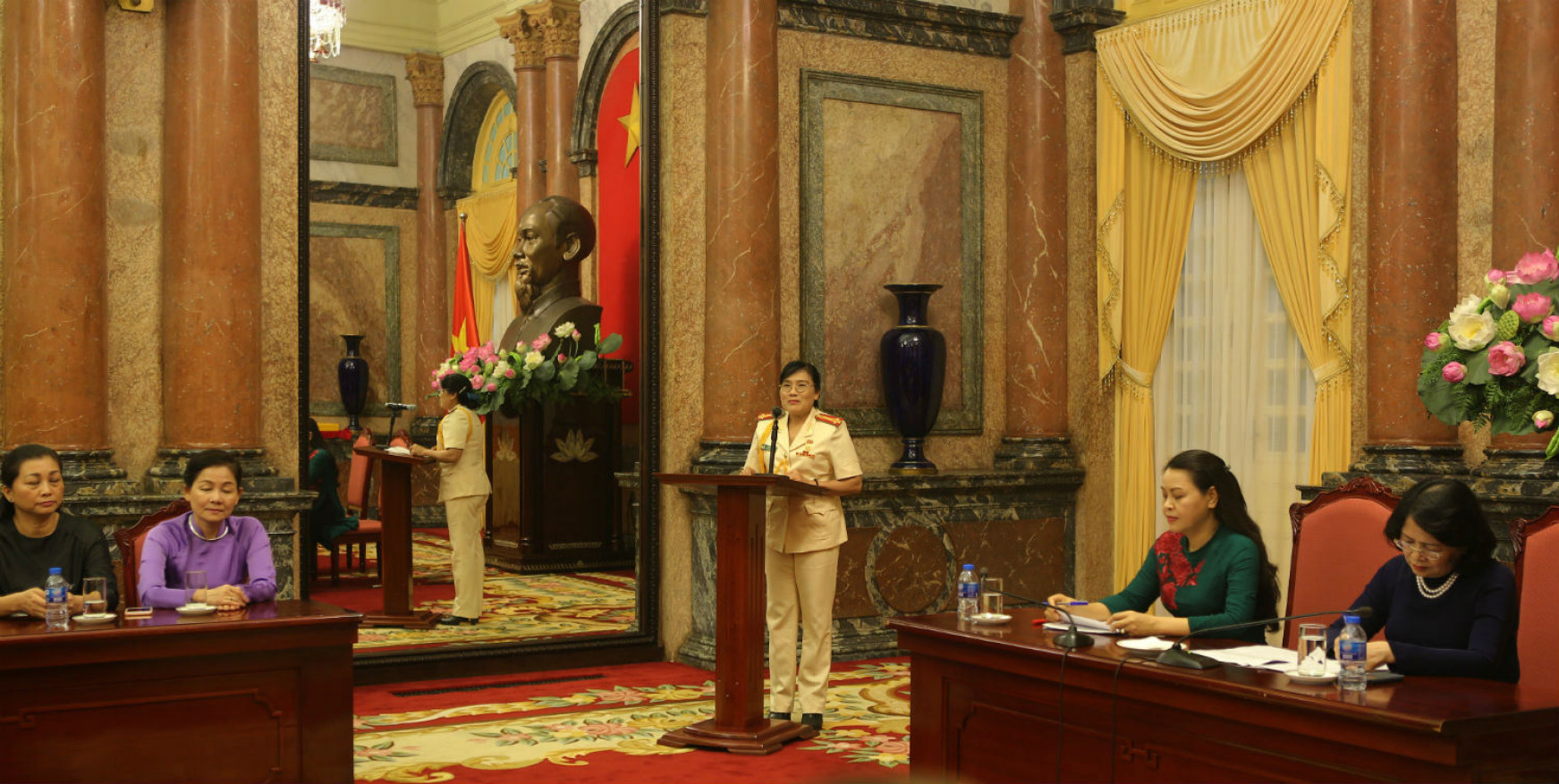 Tại buổi gặp mặt, thượng tá Đỗ Thị Minh, Chủ tịch Hội Phụ nữ Tổng cục Hậu cần- Kỹ thuật, Bộ Công an, đại diện các cho phụ nữ báo cáo Phó Chủ tịch về công tác phụ nữ trong thời gian qua. 