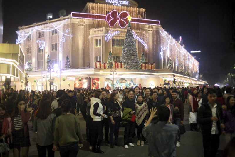 Rất đông người dân Hà Nội đã tập trung tại khu vực Trung tâm thương mại Tràng Tiền Plaza từ sớm. Nguồn: Afamily
