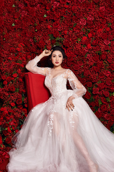 Được biết, chiếc váy cưới tiền tỷ vô cùng xa hoa mà Á hậu Tú Anh diện trong bộ ảnh thời trang lần này cũng sẽ xuất hiện trong show diễn mang tên “Snow White” của nhà thiết kế Lek Chi tại Hà Nội vào tối 21/12 tới.