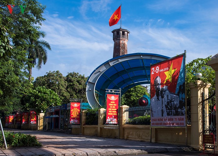 Vào những ngày này, tại Hà Nội cũng như khắp cả nước, đâu đâu cũng trang hoàng cờ hoa, panô, áp phích... như tái hiện lại thời khắc lịch sử 73 năm về trước, khi Việt Nam thực sự được độc lập.