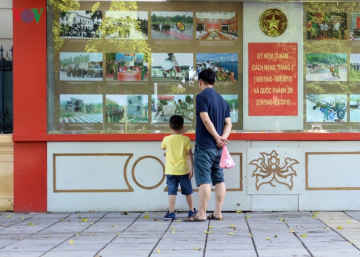 Phía bên ngoài Bảo tàng Lịch sử Quân sự Việt Nam trên đường Điện Biên Phủ, hai cha con nhìn lại những dấu mốc quan trọng của dân tộc, trong đó có ngày Quốc khánh 2/9.