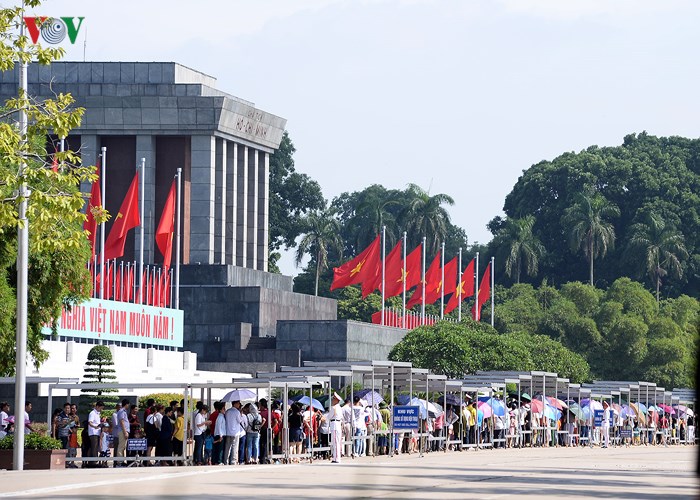 Những ngày này, hàng vạn người dân trên cả nước đến viếng Lăng Chủ tịch Hồ Chí Minh.