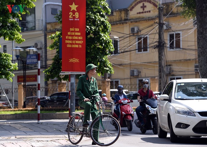 Biểu ngữ chào mừng ngày Quốc khánh 2/9 trên phố Nguyễn Tri Phương.