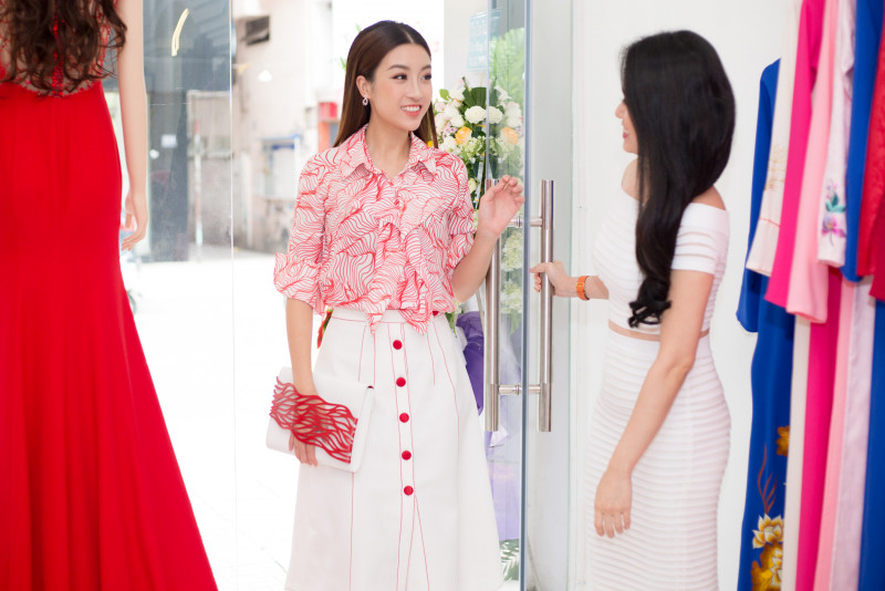 Cô diện bộ trang phục kín đáo với hoạ tiết bắt mắt của NTK Lê Thanh Hòa. Đây là bộ trang phục nằm trong bộ sưu tập ứng dụng mới nhất của Lê Thanh Hòa mới ra mắt công chúng.