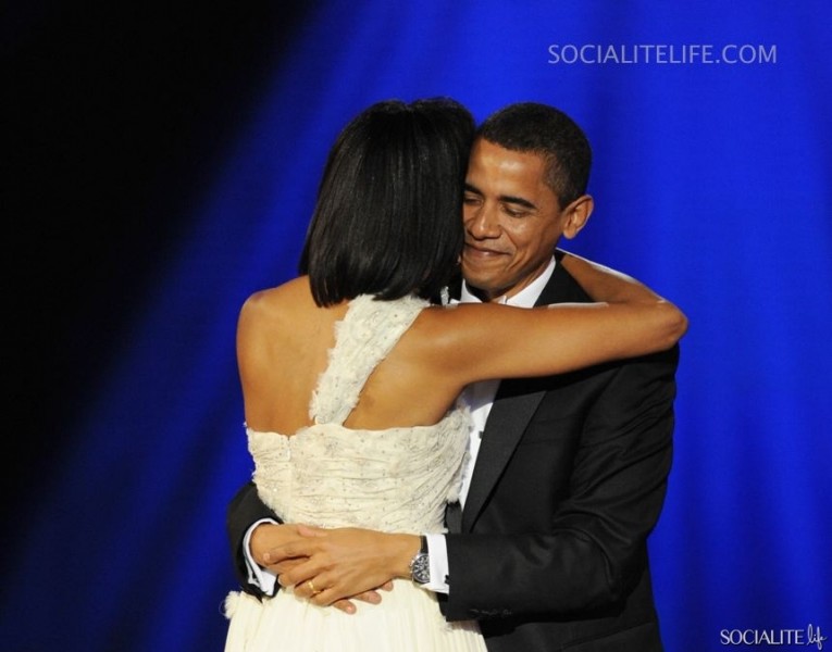 Dù vợ chồng ông Obama cùng hai cô con gái xinh xắn không còn ở Nhà Trắng bao lâu nữa nhưng một điều sẽ còn mãi trong tâm trí nhiều người, đó là cuộc hôn nhân đáng ngưỡng mộ giữa họ. Có thể nói 25 năm qua là 25 năm hạnh phúc và tình yêu của vợ chồng ông Obama. 