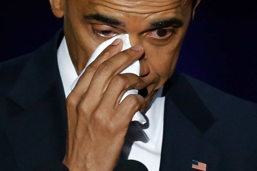 Tối 10/1, trong bài phát biểu chia tay ở quê nhà Chicago, ông Obama đã xúc động lau nước mắt khi nhắc tới vợ. 