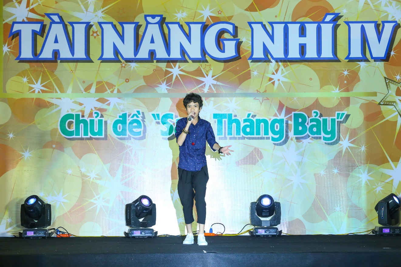 Chương trình “Tỏa sáng cùng tài năng nhí’ mùa 4 với chủ đề “Sao tháng 7” vừa diễn ra tại TTTM Savico Megamall (Hà Nội) có sự tham gia của nhiều khách mời. Á quân Vietnam Idol Kids Quốc Đạt cũng tới góp mặt trong chương trình