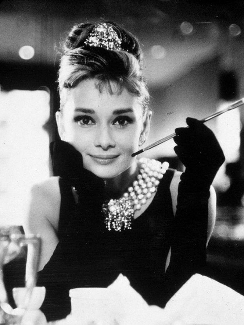 Nữ diễn viên Audrey Hepburn: “Tôi tin vào màu hồng. Tôi tin rằng cười lớn là cách đốt cháy calo hiệu quả nhất. Tôi tin vào những nụ hôn. Tôi tin vào việc trở nên mạnh mẽ khi mọi thứ có vẻ như đang đi sai hướng. Tôi tin rằng những cô gái hạnh phúc là những cô gái xinh đẹp nhất. Tôi tin rằng ngày mai là một ngày khác và tôi tin vào phép lạ”.