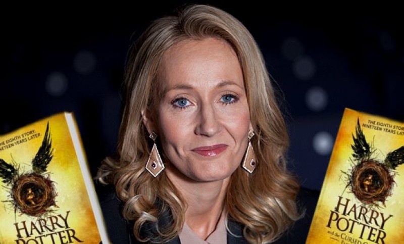 Nhà văn J.K Rowling: “Lựa chọn của chúng ta cho thấy chúng ta thực sự là ai, nhiều hơn là khả năng của mình là gì”.