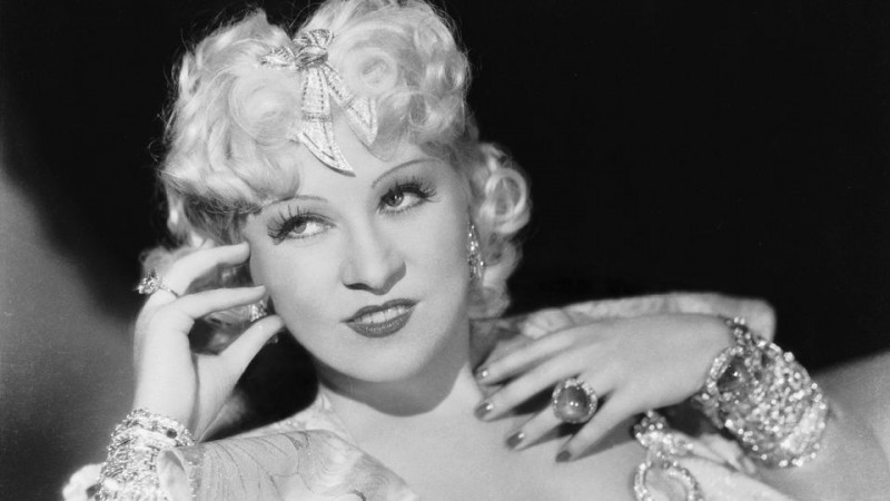 Nữ diễn viên, ca sỹ nổi tiếng một thời Mae West: “Bạn chỉ sống một lần, nhưng nếu bạn sống tốt, một lần là đủ”.