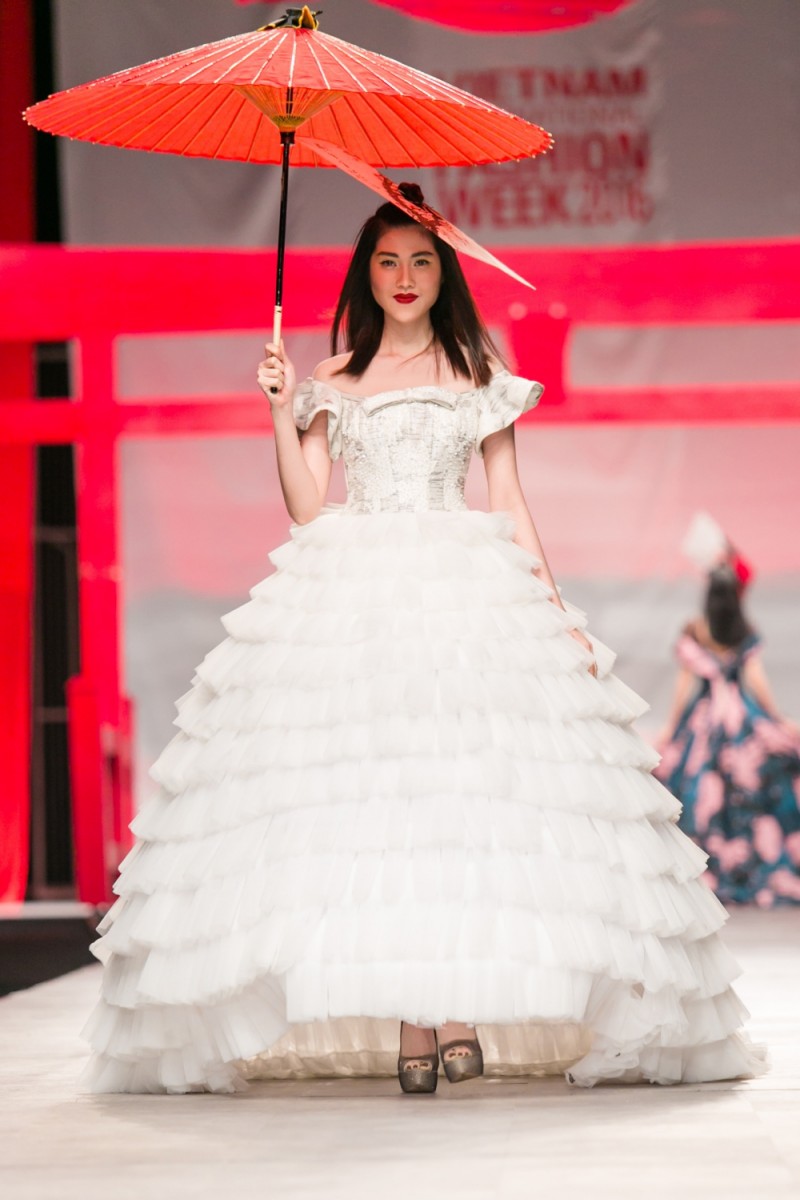 Trong đêm cuối cùng của Vietnam International Fashion Week, siêu mẫu Thu Hằng đảm nhận vai trò “vơ-đét” ở show diễn của NTK Phương My.