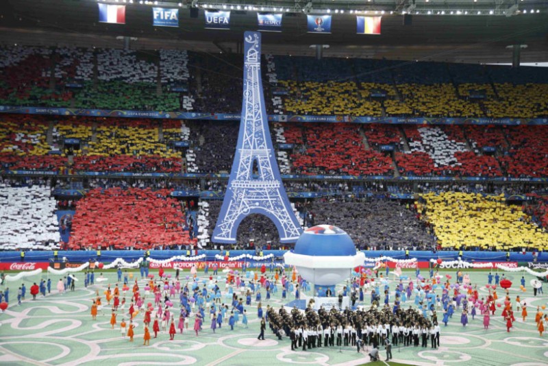 Hai đội Pháp và Romania tiến ra sân hát quốc ca ngay sau lễ khai mạc,bước vào trận mở màn.