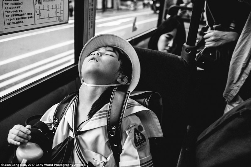 Nhiếp ảnh gia người Nhật Jian Seng Soh đã chụp được bức ảnh này tại Kyoto, Nhật Bản. Chia sẻ về bức ảnh này, ông nói: “Khi tôi lên xe buýt ở trạm tiếp theo, tôi đã nhường chỗ ngồi cho cô học sinh tiểu học với chiếc cặp xách nặng này và ngay lập tức cô bé ngủ thiếp luôn”.