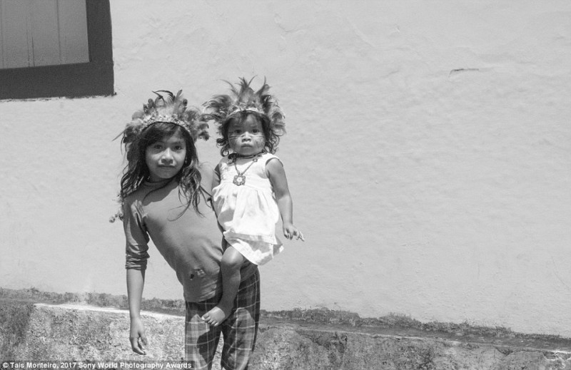 Trong lúc tham gia một lễ hội sôi động tại đô thị Paraty, Rio de Janeiro, Brazil, hai cô gái nhỏ đã nán lại để cho ra bức ảnh đẹp này.