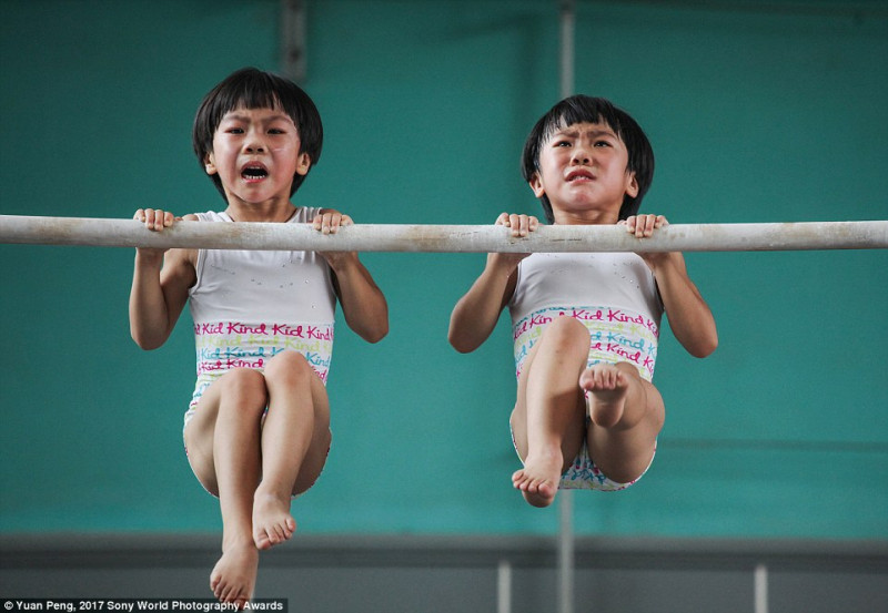 Cặp chị em song sinh Liu Bingqing và Liu Yujie đối mặt với bài tập khắc nghiệt tại trung tâm đào tạo thể dục thể thao của Trung Quốc ở Tế Ninh, tỉnh Sơn Đông, nơi mà cả hai em đã học tập và luyện tập từ khi còn rất nhỏ. 