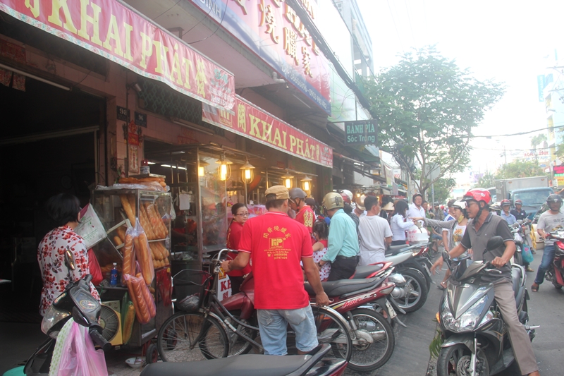 Ngay từ sáng sớm, lượng khách đã tập trung về các cửa hàng bán vịt quay. Các tiệm vịt quay trên đường Âu Cơ (Q.Tân Bình), Nguyễn Huy Tự, Đinh Tiên Hoàng (Q.1, TP.HCM)... luôn trong tình trạng đông nghẹt khách.