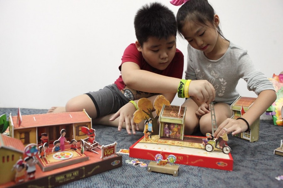 Với bộ xếp hình 3D Puzzle, trẻ sẽ được tự tay tái hiện 4 khung cảnh của Trung thu truyền thống gồm: Mua sắm Trung thu, Rước đèn ông sao, Múa lân đón trăng, Phá cỗ đêm rằm.