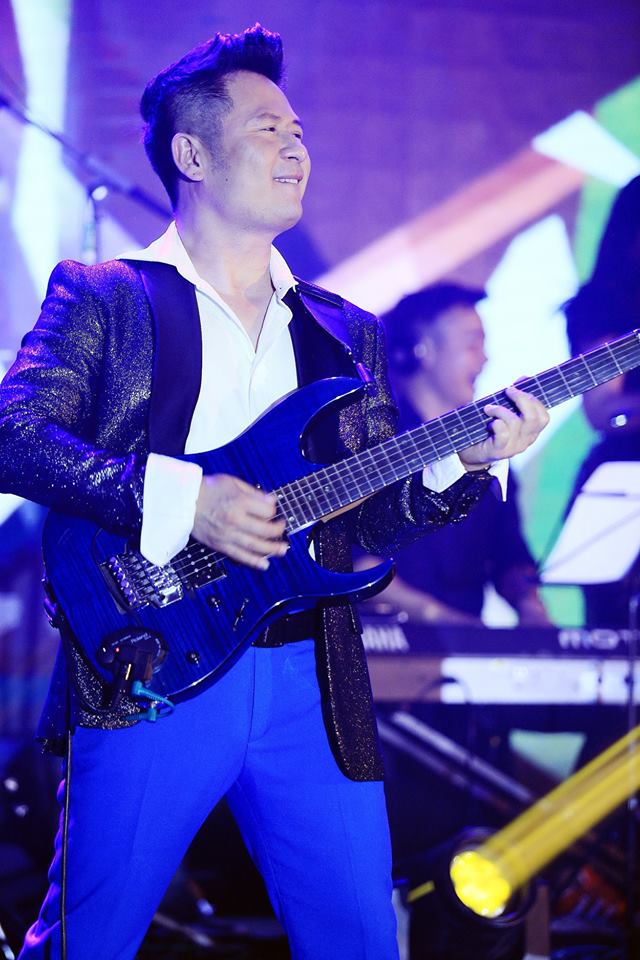 Bằng Kiều cũng đánh guitare cho Thanh Hà hát ca khúc “I will service”, “Lambada”... thật chất, thật tình.
