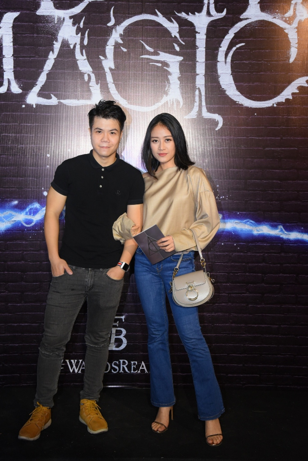 MC Phí Thùy Linh và ca sĩ Đinh Ngọc Ninh rủ nhau đi xem phim