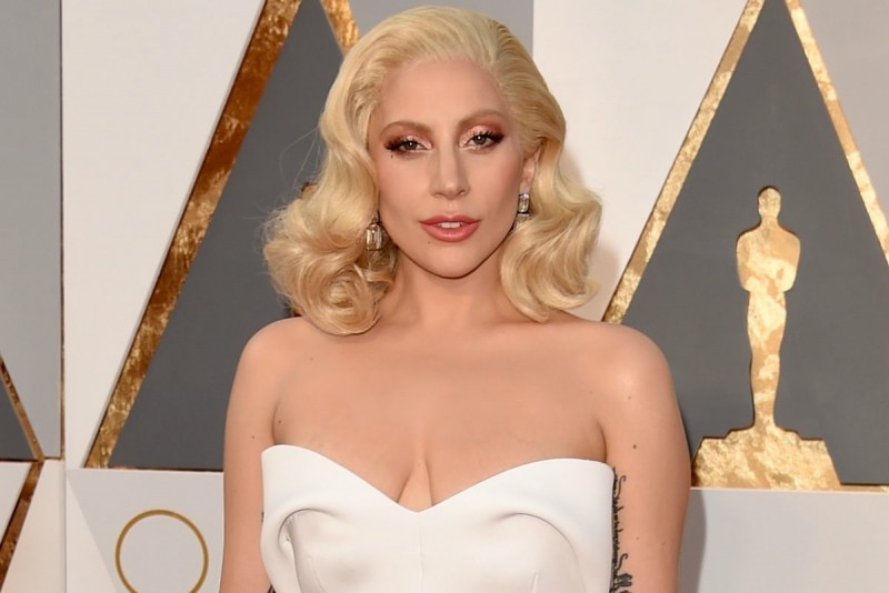 Nữ ca sỹ Lady Gaga: “Tôi đã từng đi bộ trên đường phố khi giống như thể tôi là một siêu sao… Tôi muốn mọi người đi bộ xung quanh tưởng  tượng ra làm thế nào để họ có thể tuyệt vời như thế. Và sau đó hãy chiến đấu thật hăng say cho nó mỗi ngày”.