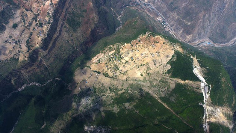 Làng nằm trên sườn núi có độ cao 1.400 m. Trưởng làng Apijiti cho biết, 7 hay 8 người đã chết khi leo lên vách đá.