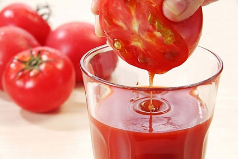Cà chua và các loại thực phẩm màu đỏ khác: Cà chua, dưa hấu và các thực phẩm màu đỏ khác có màu sắc tươi sáng có chất chống oxy hoá mạnh gọi là lycopene. Nghiên cứu cho thấy những người đàn ông ăn trái cây này có nguy cơ mắc ung thư tuyến tiền liệt thấp hơn những người khác.