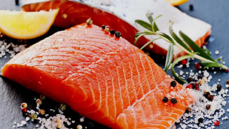 Cá: Axit béo, được gọi là omega-3, có thể giúp giảm nguy cơ phát triển ung thư tiền liệt tuyến. Omega-3 được tìm thấy trong một số loại cá như cá mòi, cá ngừ, cá thu, cá hồi. Khi so sánh chế độ ăn nhiều chất béo thì ăn chế độ ăn ít chất béo và bổ sung dầu cá cho thấy làm chậm sự phát triển của các tế bào ung thư tiền liệt tuyến. Nó dễ dàng hơn để điều trị ung thư chưa di căn.