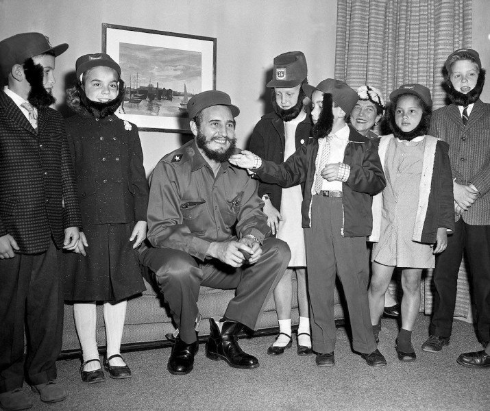 Trong chuyến thăm New York (Mỹ) tháng 4/1959, Fidel Castro đã dành thời gian để vui chơi với các em nhỏ nơi đây. Thiếu nhi New York rất ngưỡng mộ Fidel Castro nên đã bắt chước lãnh tụ đeo bộ râu ‘huyền thoại’.