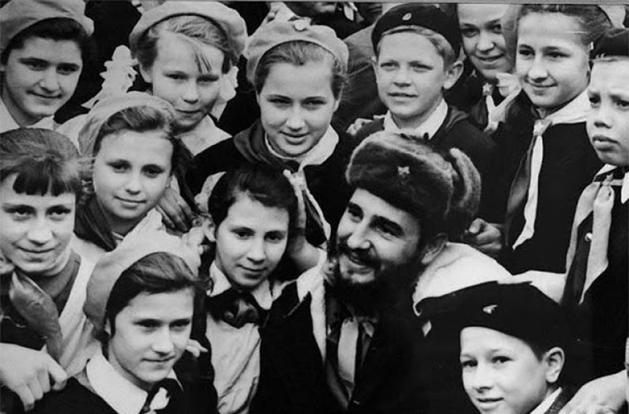 Lãnh tụ Castro được các em học sinh ở Murmansk hân hoan chào đón nhân chuyến thăm của ông đến Liên Xô tháng 4/1963.
