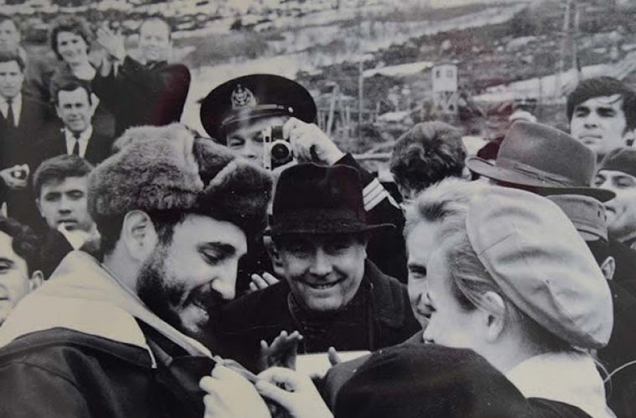 Nhà lãnh đạo được một thiếu nữ giúp quàng khăn khi tới thăm Liên Xô (năm 1963).