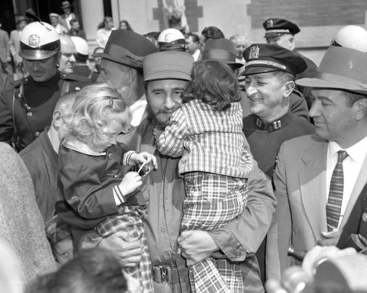 Niềm vui hiện rõ trên khuôn mặt Fidel Castro khi ông bế hai cô bé Donna Friedman và Lisa Langer trên tay.