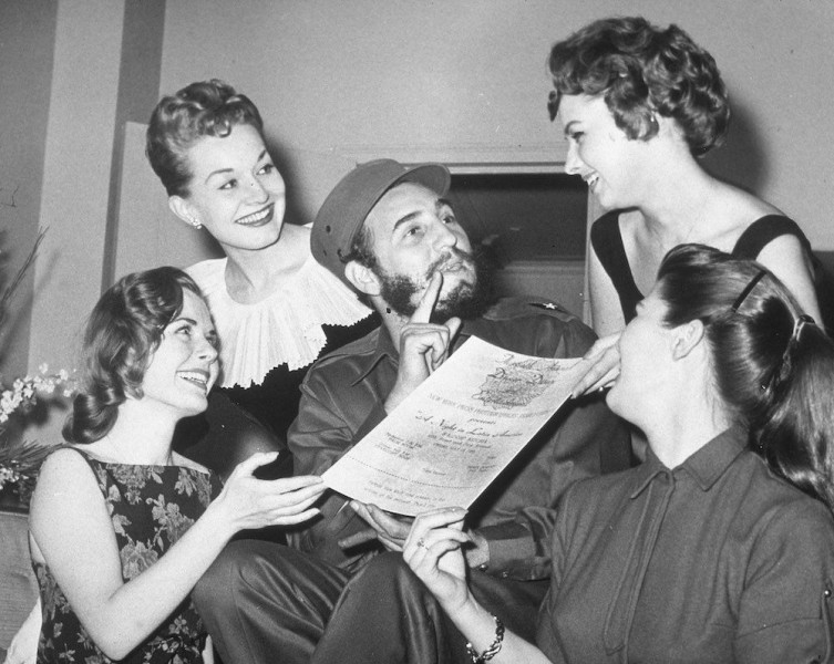 Lãnh tụ Cuba ngồi trò chuyện cùng các cô gái ngưỡng mộ ông tại New York năm 1959.