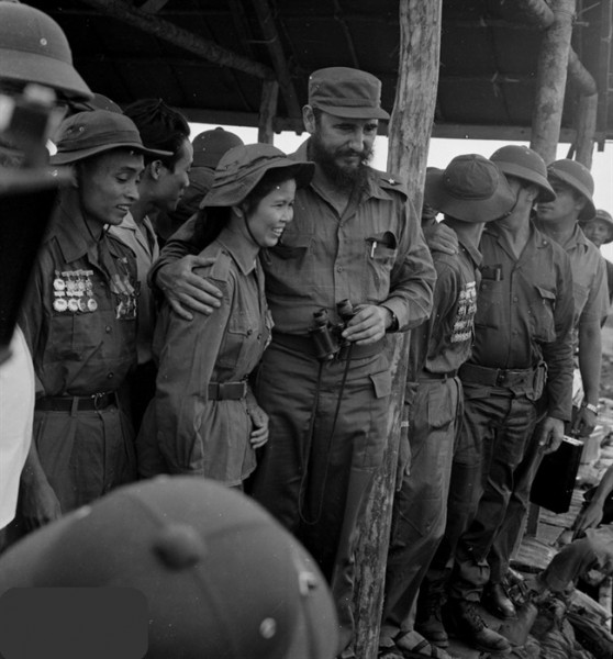 Lãnh tụ Fidel Castro và nữ anh hùng Quân Giải phóng miền Nam Việt Nam Tạ Thị Kiều thăm một căn cứ trong vùng giải phóng Quảng Trị năm 1973.