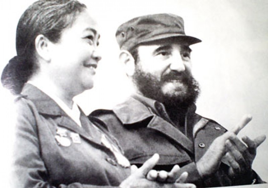 Nữ tướng anh hùng Việt Nam Nguyễn Thị Định và lãnh tụ Fidel Castro (năm 1974).