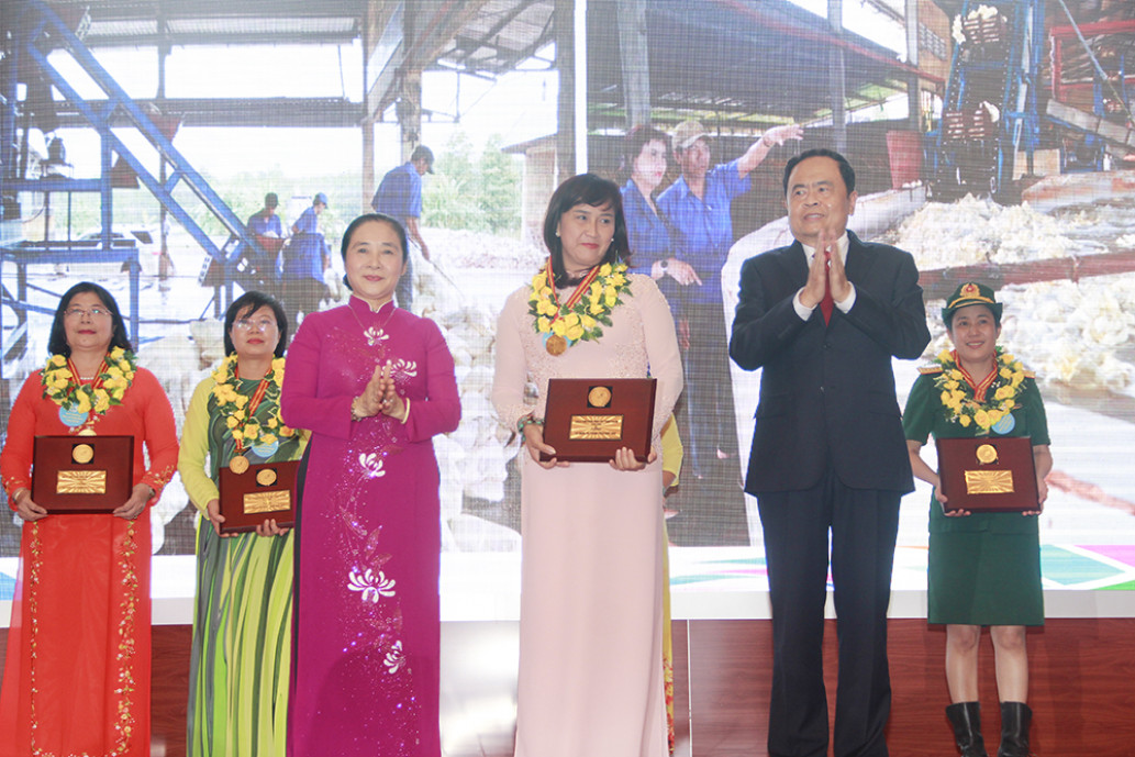 Chị Đặng Kim Tuyến, Phó Tổng giám đốc Công ty Trách nhiệm hữu hạn một thành viên cao su Lộc Ninh - Tập đoàn Công nghiệp cao su Việt Nam. Với tinh thần không ngừng đổi mới, sáng tạo, chị đã chỉ đạo xây dựng mô hình quản lý gọn nhẹ, áp dụng công nghệ tiên tiến góp phần nâng cao năng suất, hiệu quả ngành cao su; trực tiếp nghiên cứu ứng dụng thực tiễn cải tiến dây chuyền sản xuất mủ cốm tạp bỏ qua máy cắt thô 2 và máy băm búa; Tạo việc làm cho nhân địa phương, nhất là đồng bào dân tộc. 