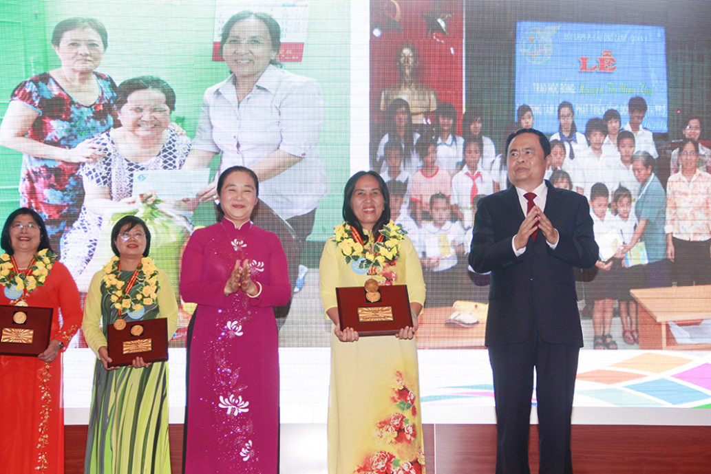 Chị Tô Thị Mỹ Linh, Chủ tịch Hội Liên hiệp Phụ nữ phường Cầu Ông Lãnh, Quận 1, TP Hồ Chí Minh. Với tâm nguyện làm việc thiện, chị đã giúp đỡ 60 cụ già neo đơn và 40 trẻ em có hoàn cảnh khó khăn; tham gia can thiệp, hòa giải thành công 35 trường hợp bạo lực gia đình; tư vấn giúp 45 chị chuyển đổi ngành nghề; hỗ trợ 75 trẻ có hoàn cảnh khó khăn, trẻ thuộc con em đối tượng mãn hạn tù, hồi gia; tổ chức lớp phổ cập xóa mù chữ cho 105 phụ nữ.  