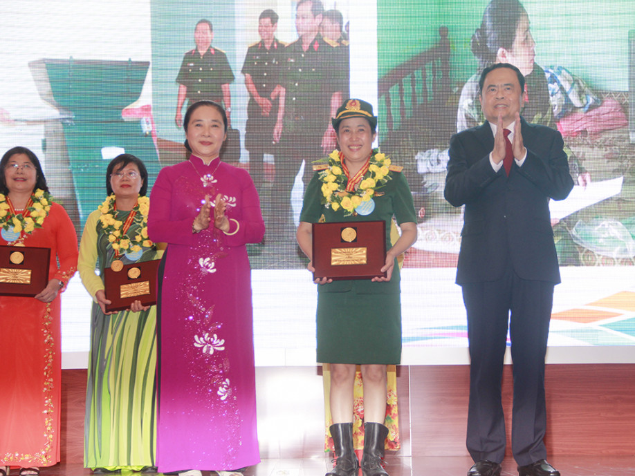 Thượng úy Nguyễn Thị Trinh, nhân viên văn thư, bảo mật - văn phòng, Bộ Chỉ huy Quân sự tỉnh Kon Tum. Chị đã sáng chế ra “Máy hủy giấy đa năng” đạt giải nhất ngành kỹ thuật cấp Bộ Chỉ huy quân sự tỉnh và được ứng dụng hiệu quả: máy có thể hủy tất cả tài liệu đảm bảo bí mật quân sự, an toàn đối với môi trường, không lãng phí nhiên liệu giấy; tích cực tham gia công tác dân vận tại địa phương. 