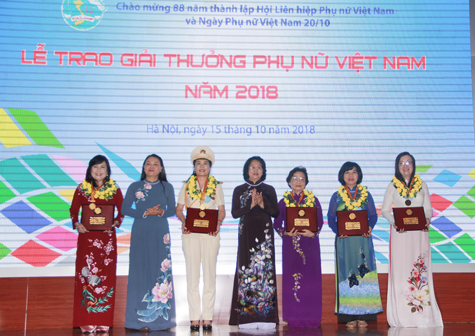 Bà Đặng Thị Ngọc Thịnh, Ủy viên TƯ Đảng, Quyền Chủ tịch Nước CHXHCN Việt Nam và bà Nguyễn Thị Thu Hà, Ủy viên TƯ Đảng, Chủ tịch Hội LHPN Việt Nam, trao Giải thưởng Phụ nữ Việt Nam năm 2018 cho 5 cá nhân đầu tiên được vinh danh.  