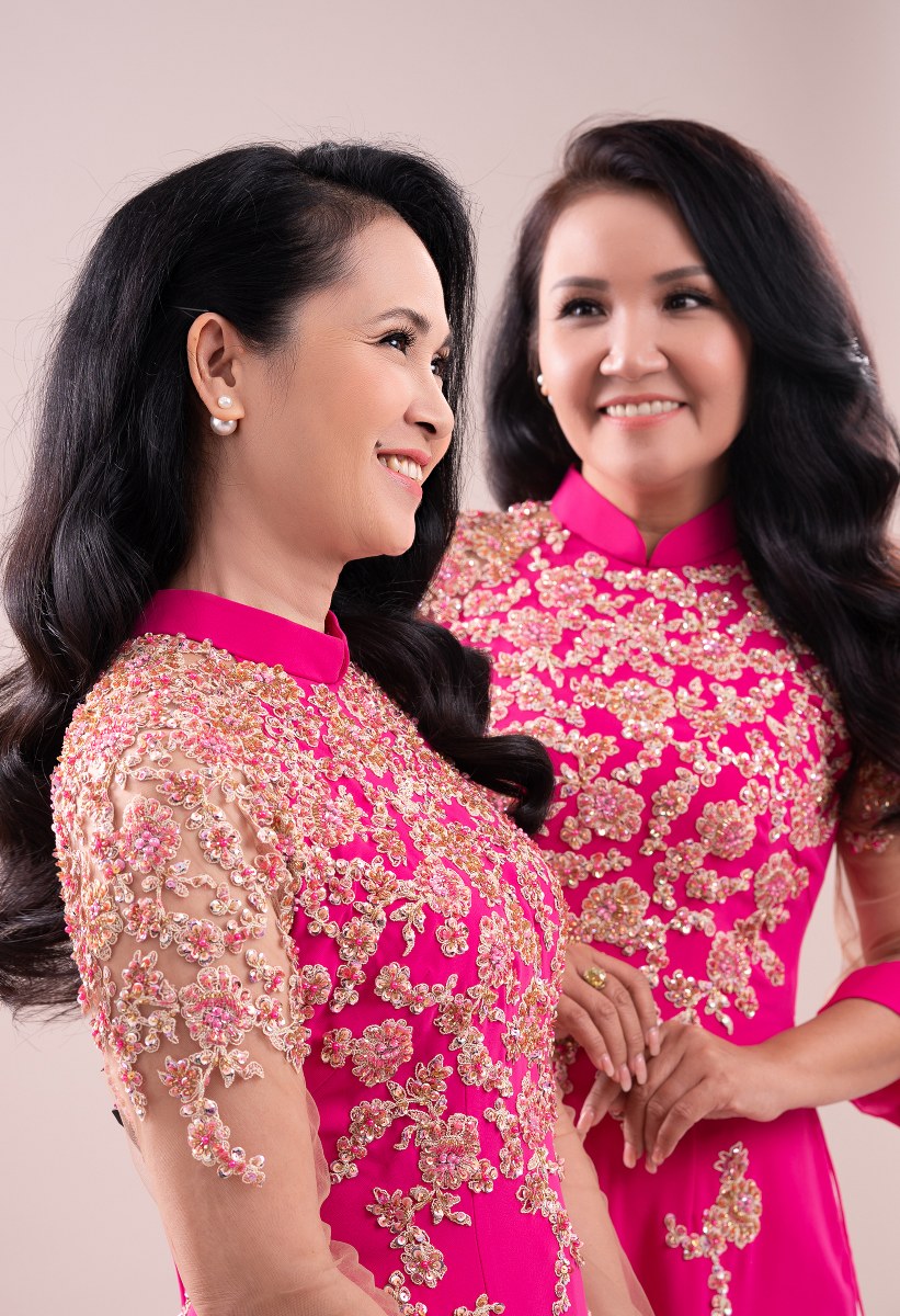 Hai bà mẹ chồng quốc dân NSND Lan Hương và nghệ sĩ Ngân Quỳnh đã lựa chọn cho mình những mẫu áo dài vô cùng sang trọng và tinh tế khi lần đầu chụp chung bộ hình áo dài song hỷ của NTK Đức Hùng.