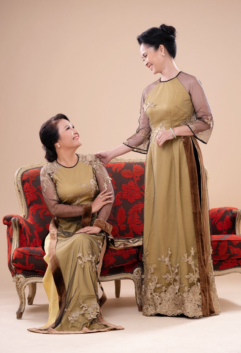 NSND Lan Hương và nghệ sĩ Ngân Quỳnh - hai bà mẹ chồng quốc dân trên màn ảnh lần đầu chụp chung bộ hình áo dài song hỷ.